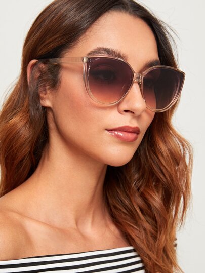 نظارات شمسية ذات إطار شفاف وعدسات مسطحة