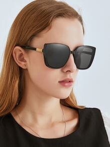 نظارات شمسية ذات إطار عادي وعدسات مسطحة