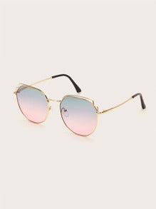 نظارات شمسية ذات إطار معدني وعدسات ملونة