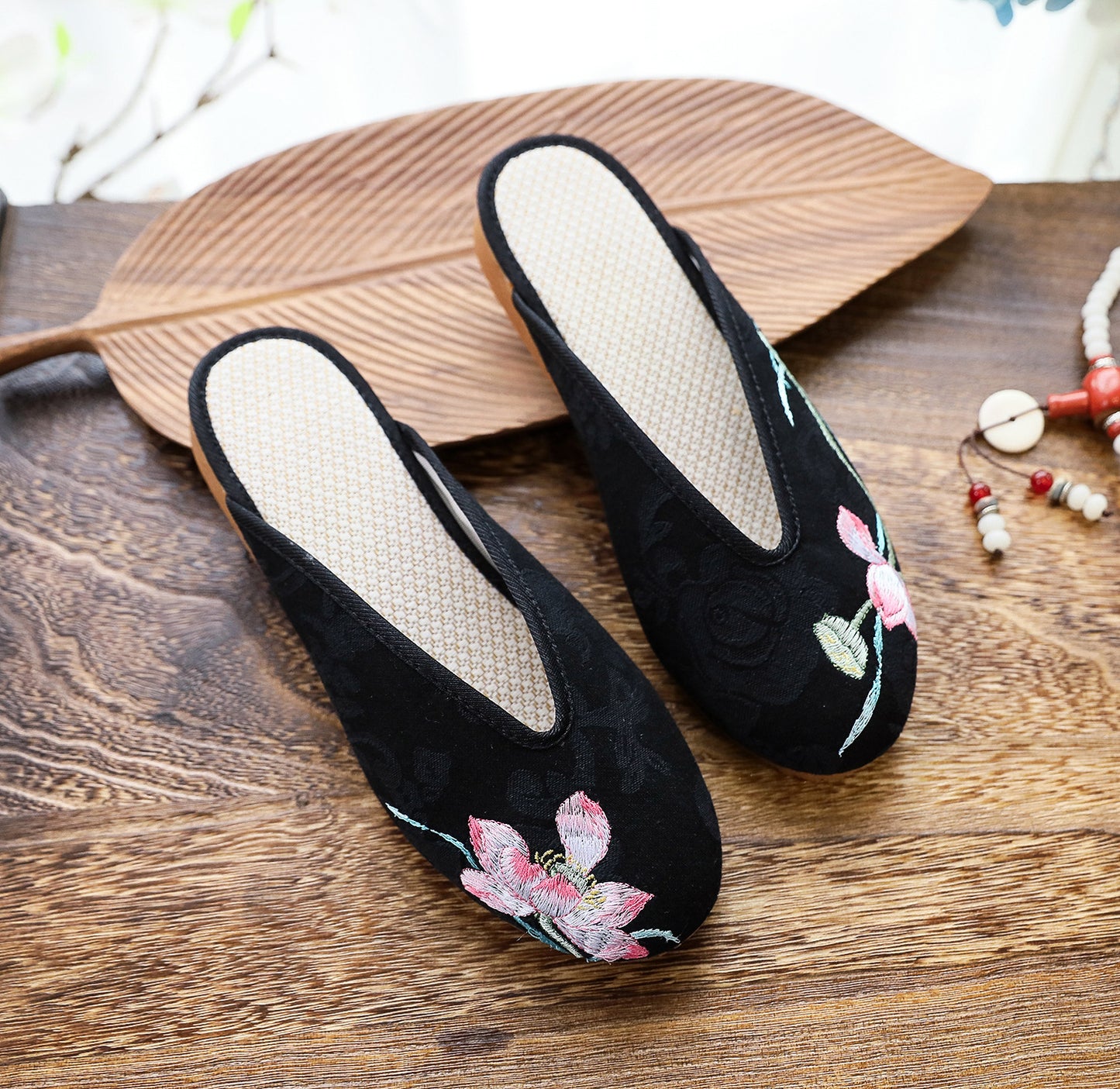 Embroidered Baotou Style Slippers